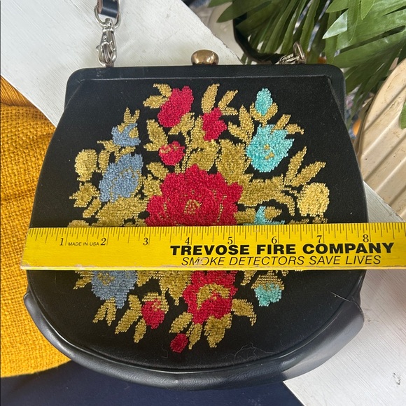Vintage Floral Embroidered Tapestry Black Crossbody Bag - Picture 6 of 12